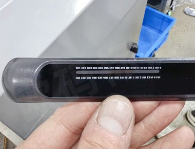 黑色塑料件打两排1mm文字，UV白墨喷码机