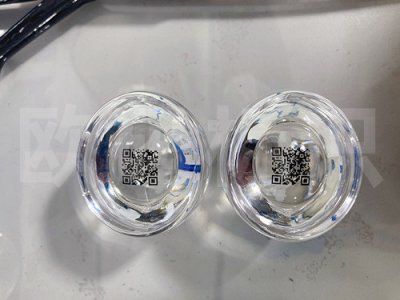 酒瓶盖双头UV喷码机是怎样做到一头喷二维码，一头喷光油？